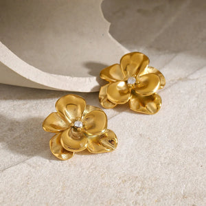 Fleur Éclat – 18K Gold Floral Diamond-Studded Earrings