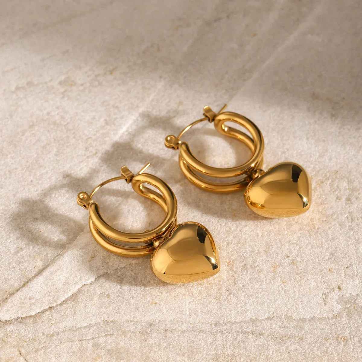 Vivara Sliding Heart Earrings in 18K Gold – Elegant High-End Playful Design