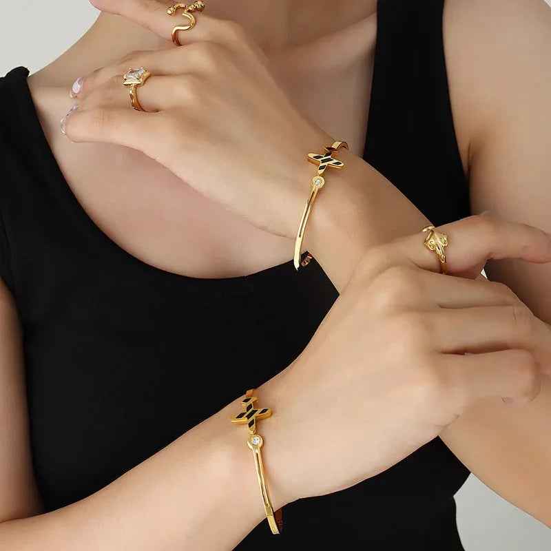 Skyline Spirit 18K Gold Airplane Bracelet - Light Luxury Design