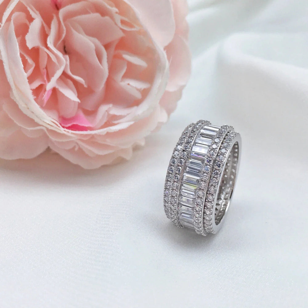 Endless Glow – Studded Ring with Exquisite Design