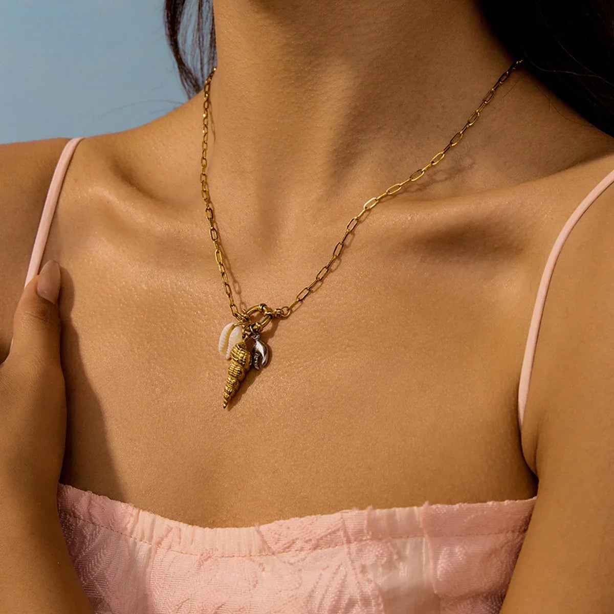 Conch Fashion Necklace – 18K Gold Ocean-Inspired Design with Silver Detail