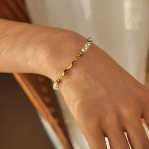 Vintage Drizzle – 18K Gold Retro Water Drop and Pearl Design Bracelet