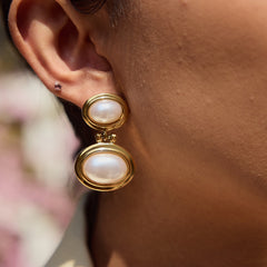Feminine 18K gold earrings with pearl centerpieces
