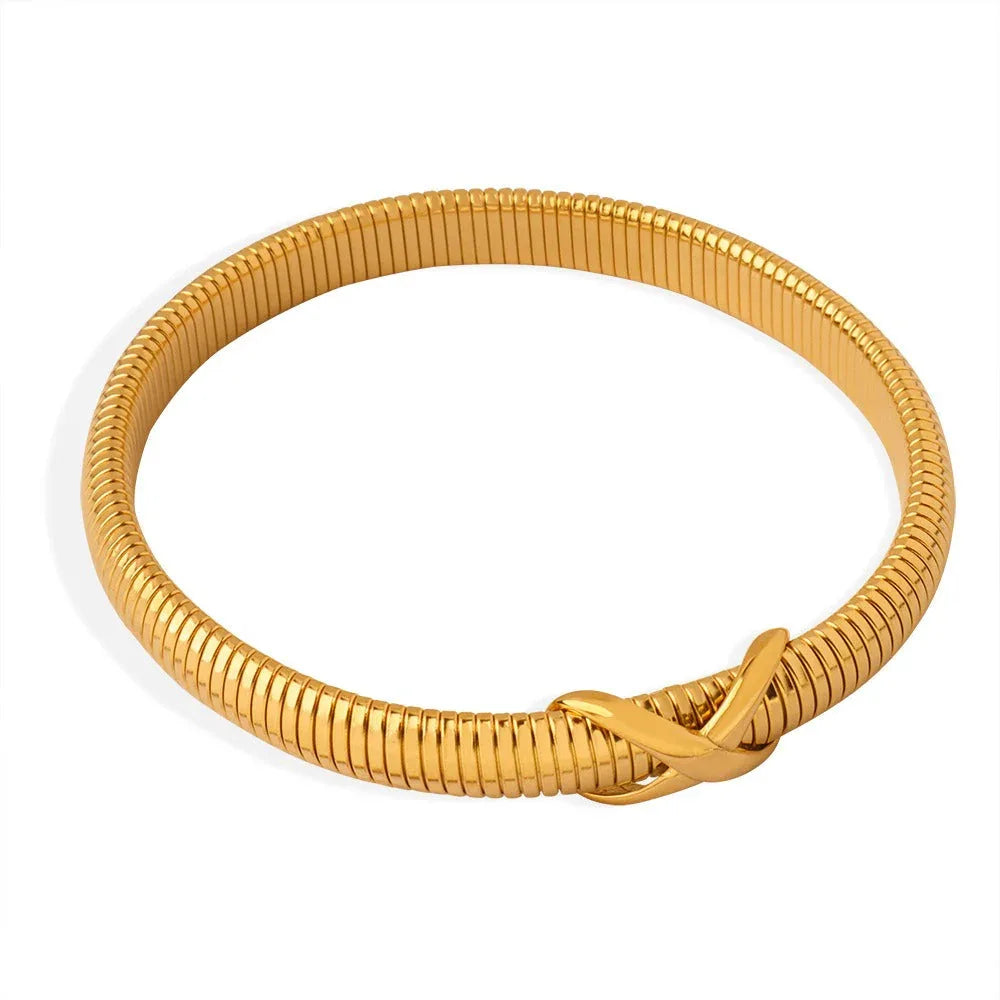 Vintage Crossroads – 18K Gold Retro Line Cross Design Bracelet