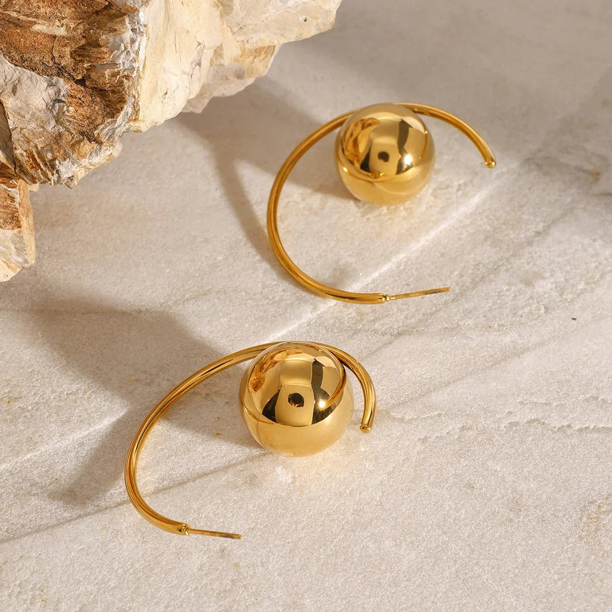 Orb Curve – 18K Gold C-Shaped Earrings with Ball Design