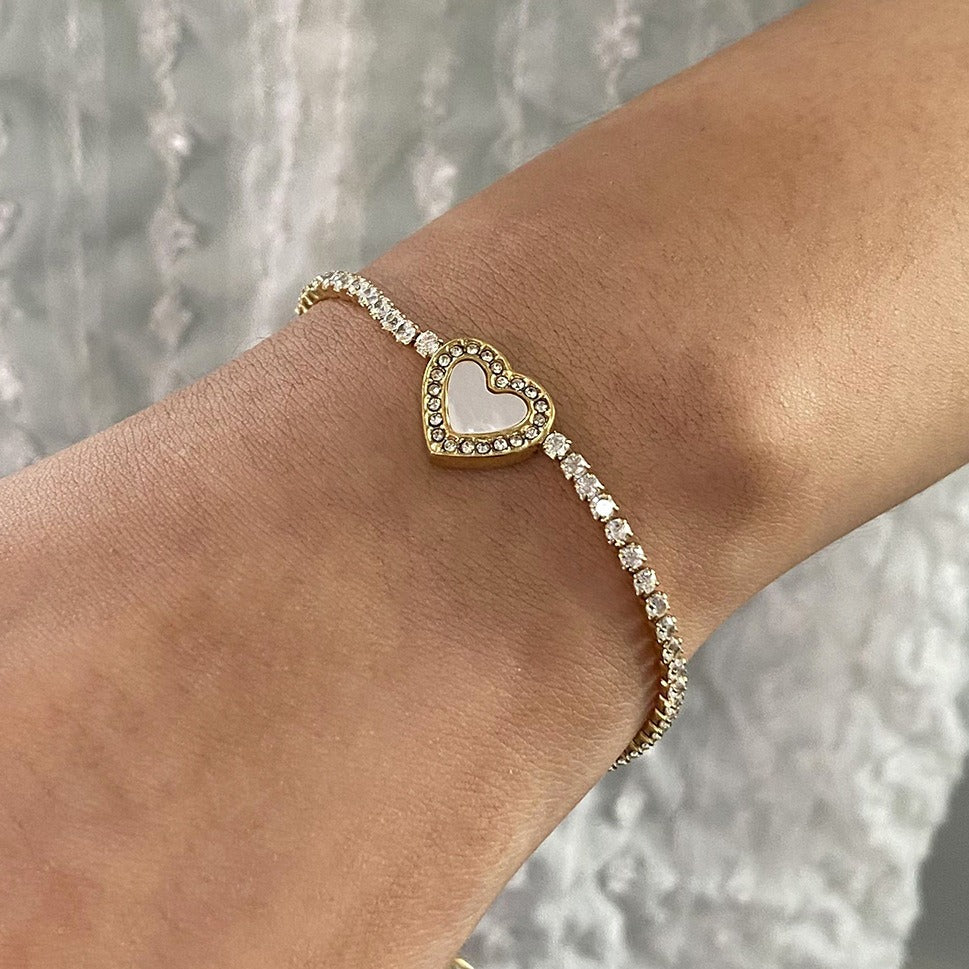 Smooth heart-shaped pendant with VVS1+ diamonds on Endless Love luxury bracelet