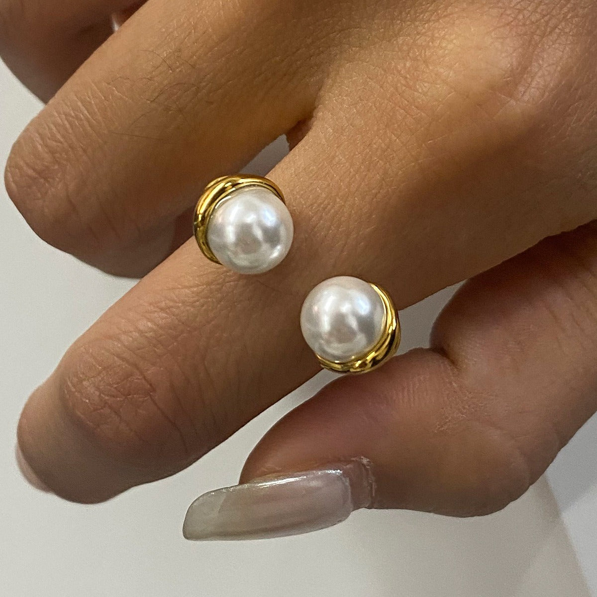 Elegant open-front ring with pearls in gold setting