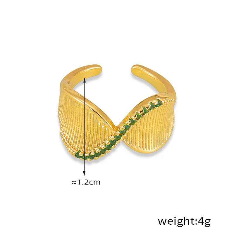 Twist & Shine – 18K Gold Twisted Ring with Diamond Design