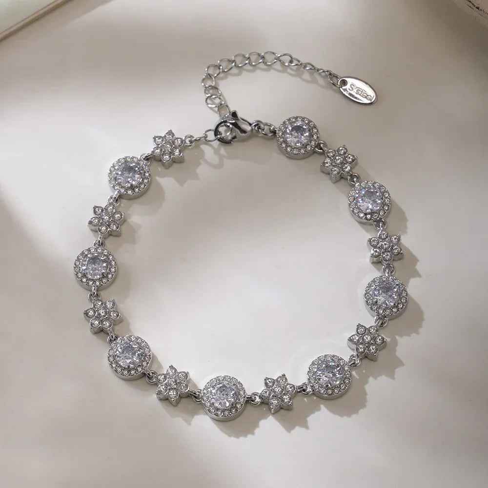 Six-Leaf Flower Bracelet – 18K Gold Circle Design with Zircon Accents