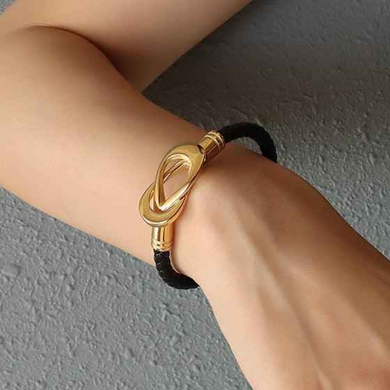 Liora Interlock Oval Bracelet - 18K Gold Double Buckle Design for Elegant Style