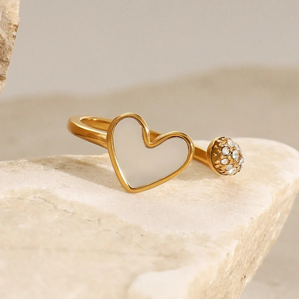 Romantic Gleam – 18K Gold Heart-Shaped Inlaid Gemstone Ring